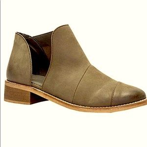 NWT sz7 Crevo Coralie grey booties